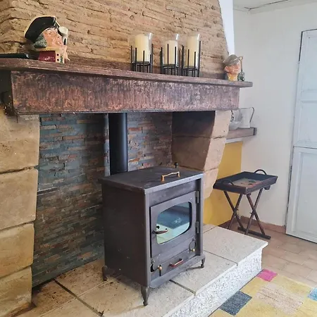 Sleeps 2- Pet Friendly Wifi Free Parking Holiday home *