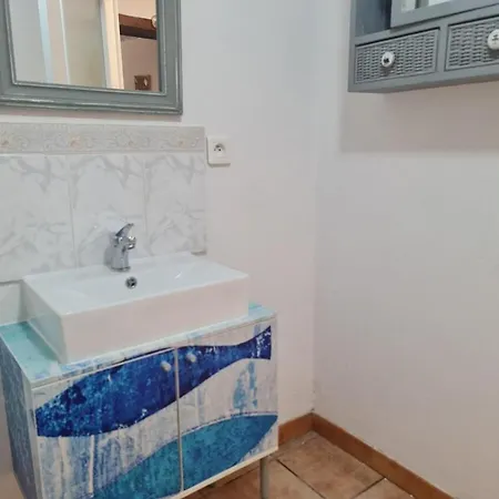 Sleeps 2- Pet Friendly Wifi Free Parking *