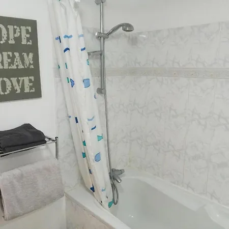 Sleeps 2- Pet Friendly Wifi Free Parking Holiday home Montauriol (Lot-et-Garonne)