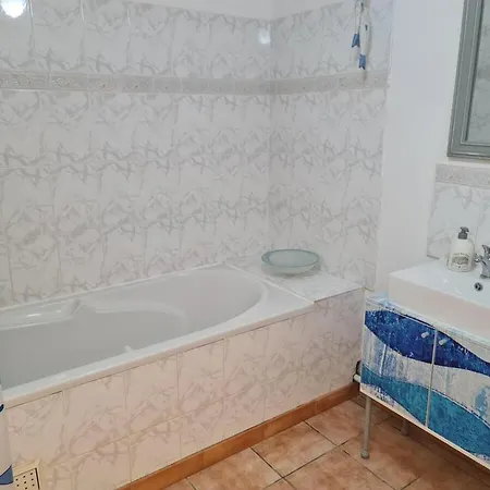 Sleeps 2- Pet Friendly Wifi Free Parking Holiday home Montauriol (Lot-et-Garonne)