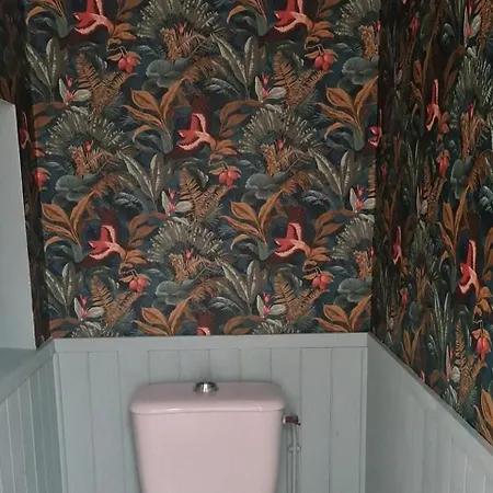 Sleeps 2- Pet Friendly Wifi Free Parking Holiday home