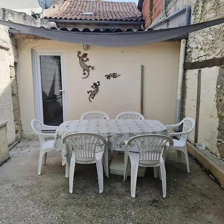 Sleeps 2- Pet Friendly Wifi Free Parking